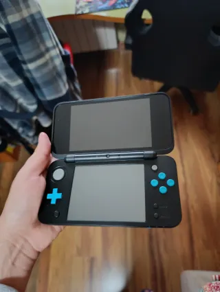 Nintendo 2DS XL Blu e Nero + Custodia e accessori