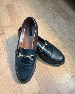 Mocasines negros con detalle dorado