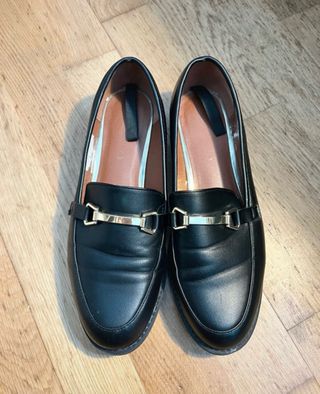 Mocasines negros con detalle dorado