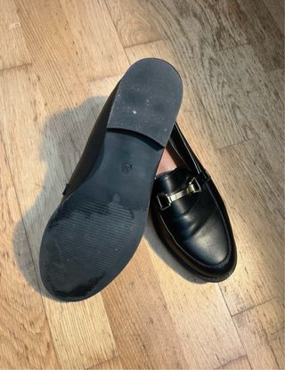 Mocasines negros con detalle dorado