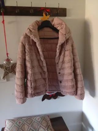 Cazadora reversible rosa.