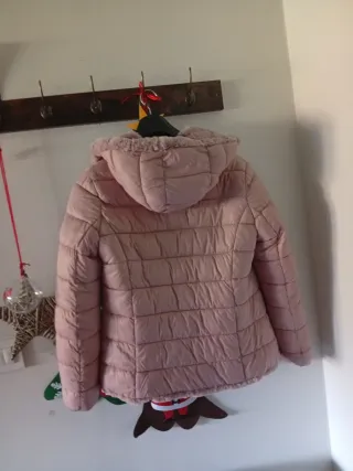 Cazadora reversible rosa.