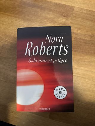 Sola ante el peligro