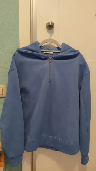 Sudadera Zara azul con etiqueta
