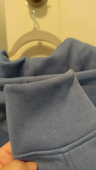 Sudadera Zara azul con etiqueta