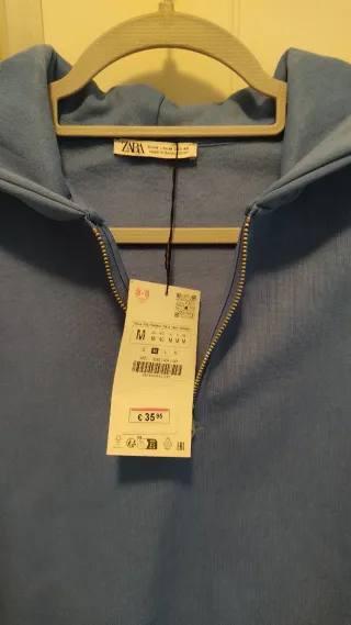 Sudadera Zara azul con etiqueta