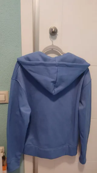 Sudadera Zara azul con etiqueta