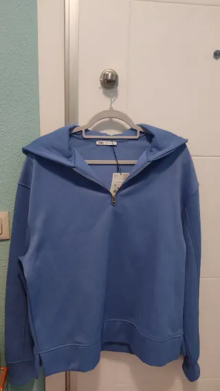 Sudadera Zara azul con etiqueta
