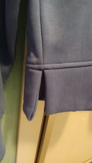 Sudadera Zara azul con etiqueta