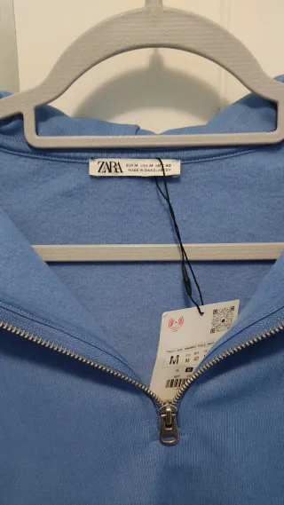 Sudadera Zara azul con etiqueta