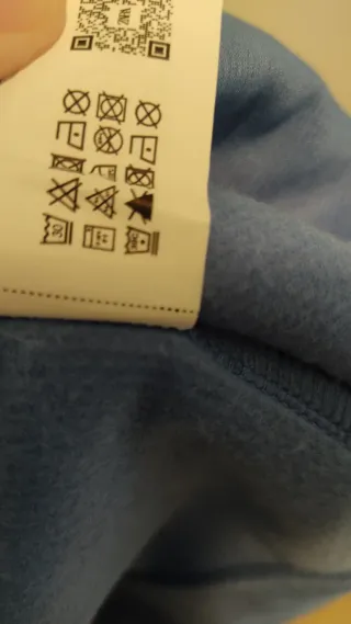 Sudadera Zara azul con etiqueta