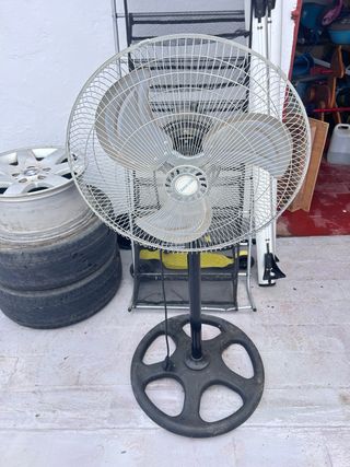 Ventilador de pie negro y plateado