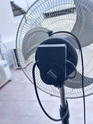 Ventilador de pie negro y plateado