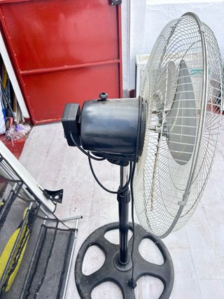 Ventilador de pie negro y plateado