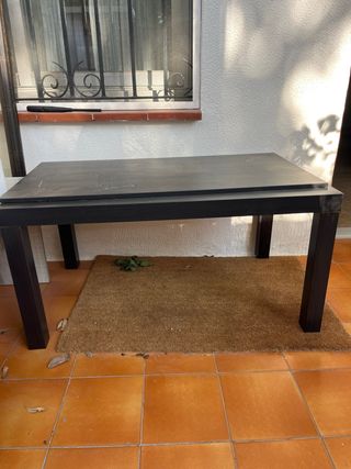 Estantería y mesa montadas