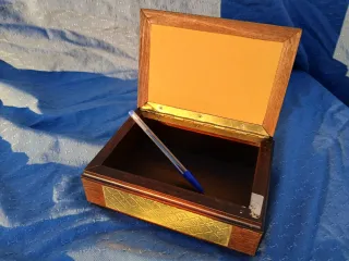 Caja madera vintage placas doradas