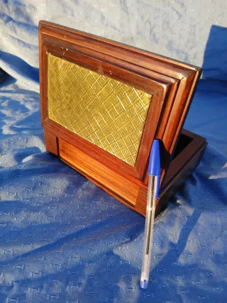 Caja madera vintage placas doradas