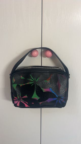 Bolso negro Desigual con estampado multicolor