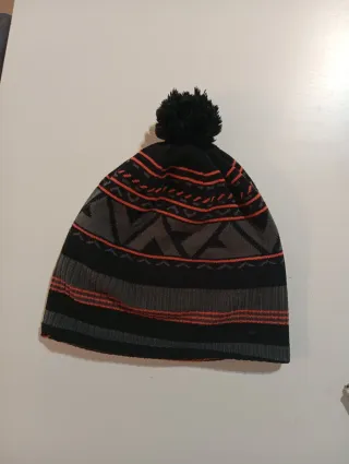 Gorro de lana con pompón. Impermeable