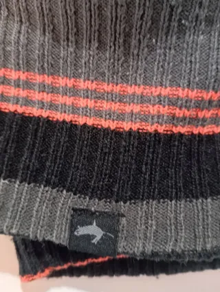 Gorro de lana con pompón. Impermeable