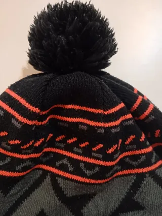 Gorro de lana con pompón. Impermeable