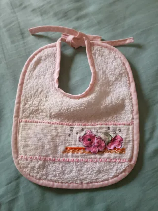 Babero bordado a punto de cruz patitos