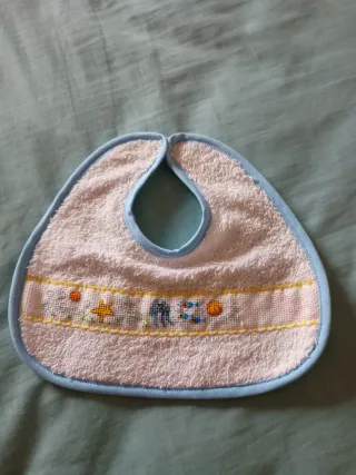 Babero bordado a punto de cruz patitos