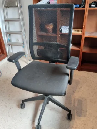 Silla de oficina ergonómica negra