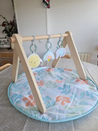 Gimnasio infantil de madera con juguetes