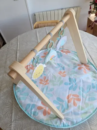 Gimnasio infantil de madera con juguetes