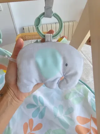 Gimnasio infantil de madera con juguetes