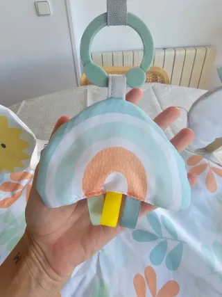 Gimnasio infantil de madera con juguetes