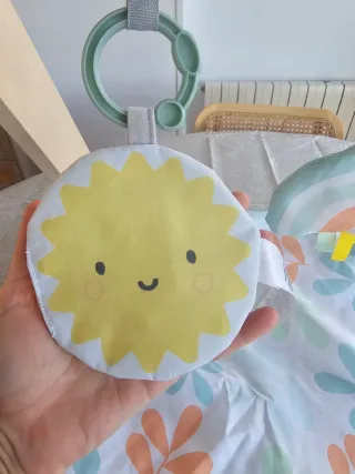 Gimnasio infantil de madera con juguetes