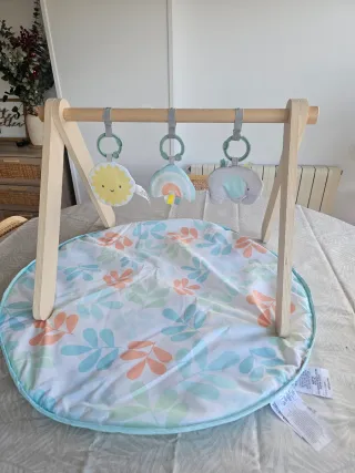 Gimnasio infantil de madera con juguetes