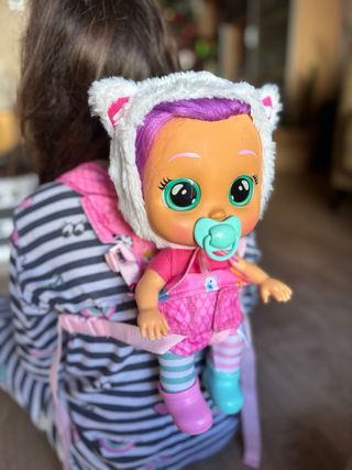 Muñeca Bebés Llorones Daisy con accesorios.