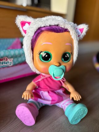 Muñeca Bebés Llorones Daisy con accesorios.
