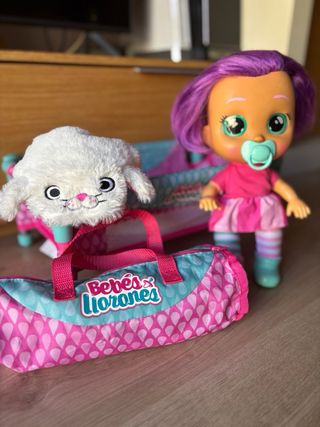 Muñeca Bebés Llorones Daisy con accesorios.