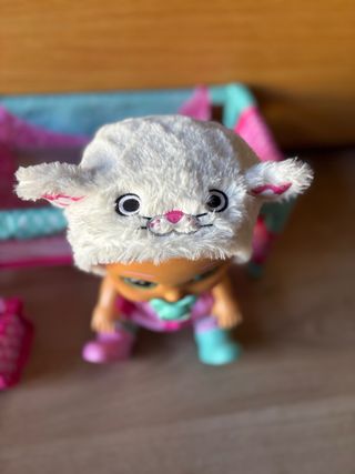 Muñeca Bebés Llorones Daisy con accesorios.