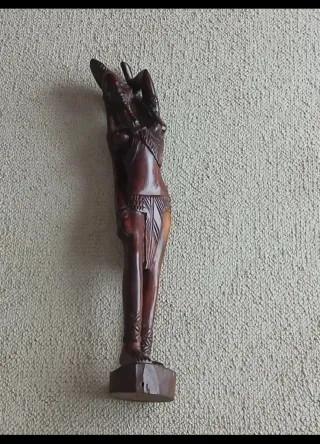 Figura decorativa de madera tallada