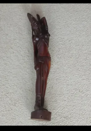 Figura decorativa de madera tallada