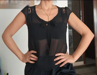 Blusa negra transparente con lazo