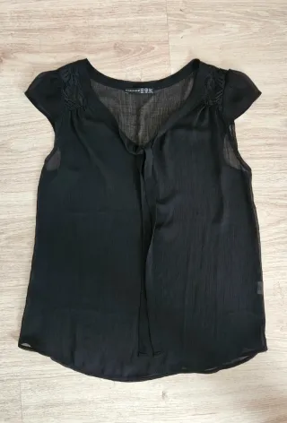 Blusa negra transparente con lazo