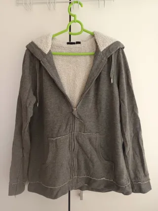 Sudadera gris con borrego