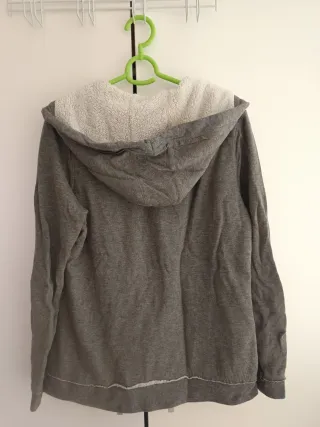 Sudadera gris con borrego