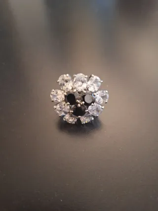 Anello bigiotteria fiore zirconi neri e bianchi