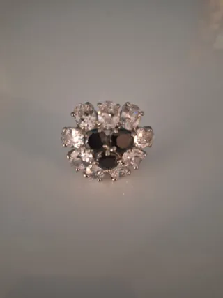 Anello bigiotteria fiore zirconi neri e bianchi