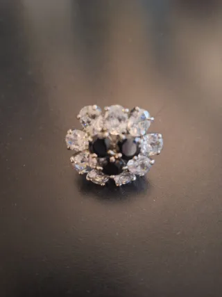 Anello bigiotteria fiore zirconi neri e bianchi