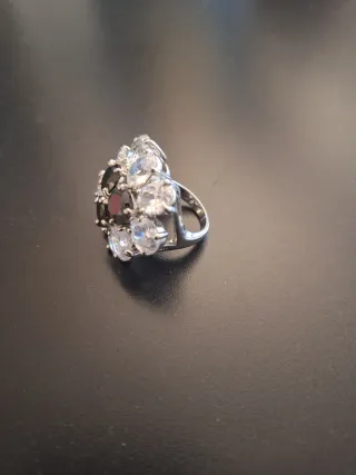 Anello bigiotteria fiore zirconi neri e bianchi