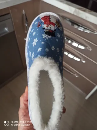 Zapatillas de casa con simpático muñeco de nieve.