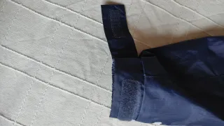 Chaqueta impermeable azul y blanca